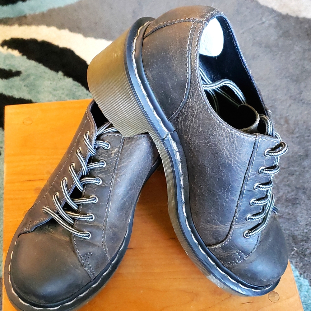 Dr. Martens Bronwyn style shoe. Size 6, in gray.